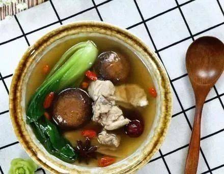 新加坡的招牌菜——肉骨茶，有根肋骨就能做