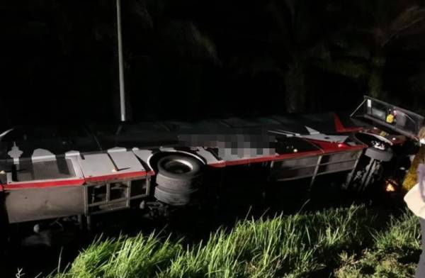 狮城往KL长巴翻覆 女儿锁骨伤 父亲不满公司不闻不问