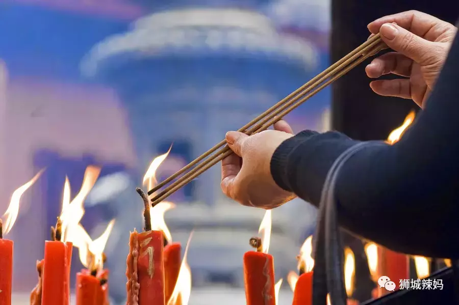 新加坡過年比中國還熱鬧！搶頭香、換新鈔、送橘子……你還知道哪些習俗