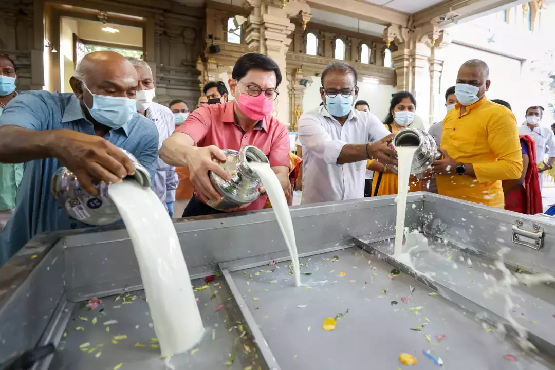 頭頂牛奶、鋼針刺入身體 ... 李總理說這個新加坡節日,今年不一樣