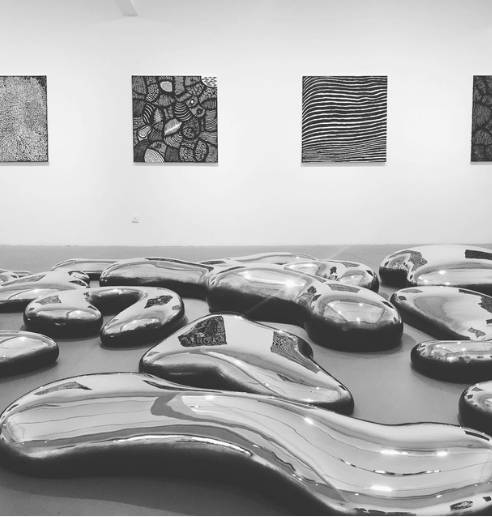 日本草间弥生在新加坡举办单色主题展,还是免费的哦