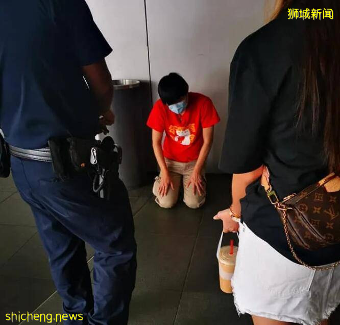 新加坡變態偏愛超短裙女郎,變態行爲被抓包下跪認錯!何必呢