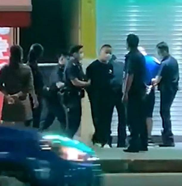 新加坡七部門聯合掃蕩芽籠紅燈區,帶走89人!持刀打架、咬警察、脫衣服… 好亂