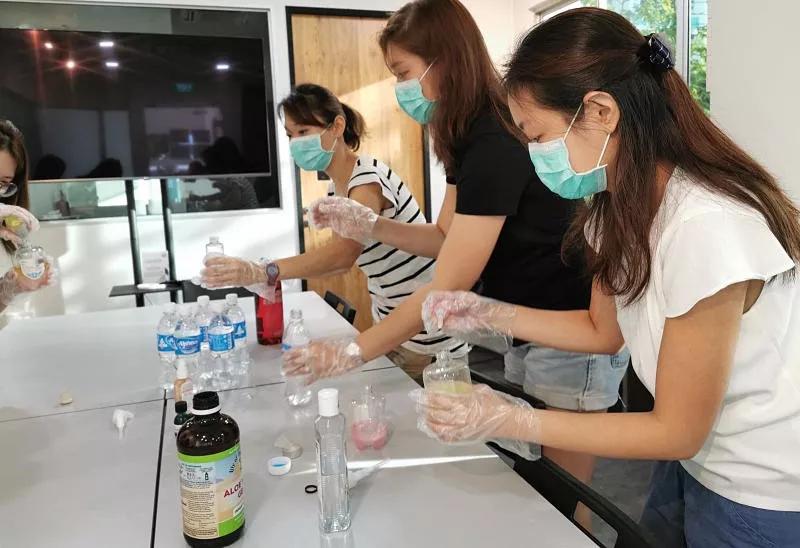 为居民制洗手液，15名妈妈获李显龙总理赞扬