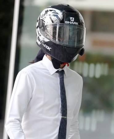 路见不平却搞错对象 男子发不实消息 戴头盔上庭面控