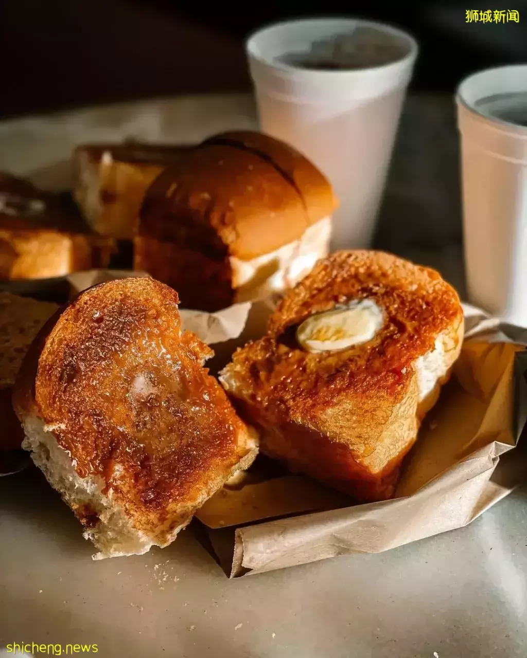 每天叫醒我的不是梦想 · 而是吃早餐! 盘点新加坡10家人气爆棚的咖椰吐司铺 · 香醇口感+爆浆牛油 · 确定不来一口吗