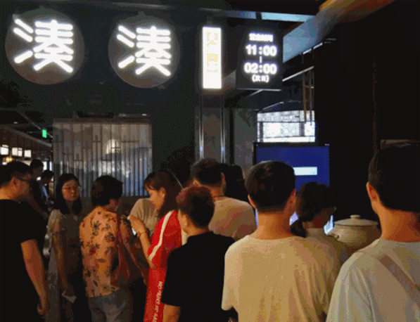 排队5小时!网红凑凑火锅来新加坡了!锅底无限续、奶茶免费喝!菜品大曝光