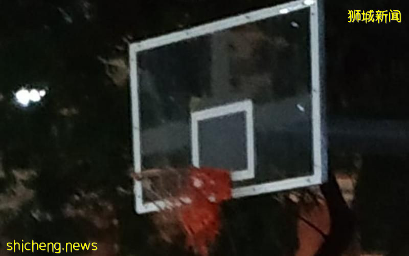 义顺环路篮球场球框被封 有人拆封打球