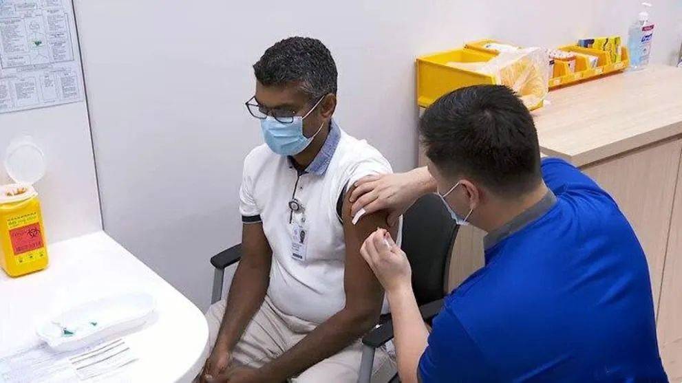 40名国家传染病中心的前线医护人员于前天接种冠病疫苗,成为新加坡首批疫苗接种人员