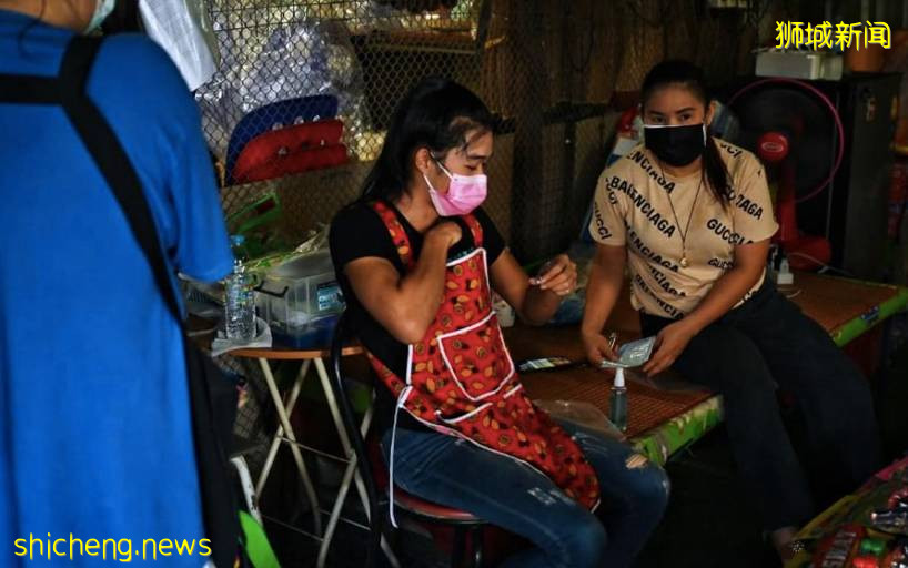 新加坡打算收緊防疫措施還是“與冠病共存”？世界上其他國家是怎麽做的