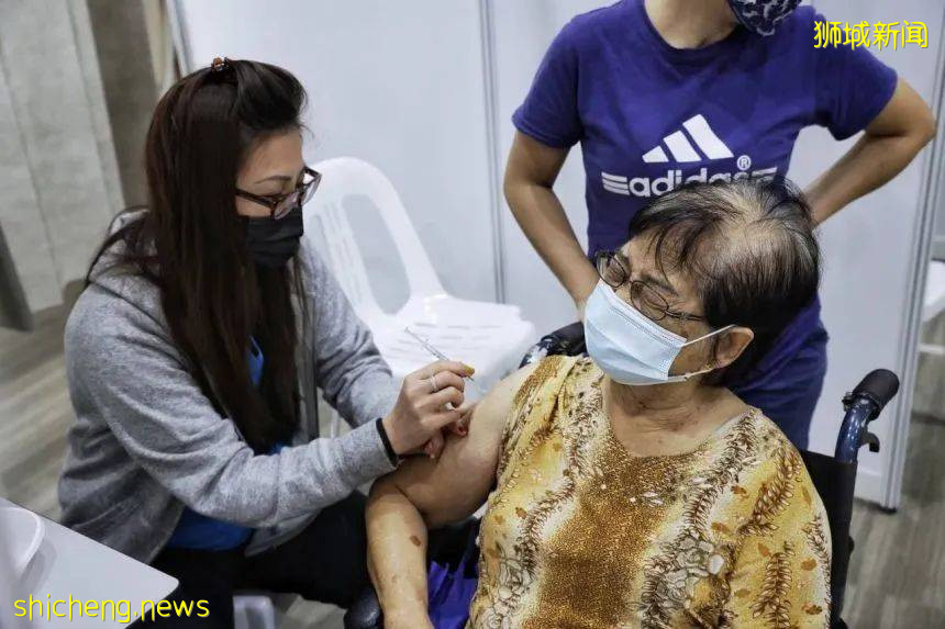 新加坡重症患者增至85人,66人年过六旬!政府正式为年长者接种加强剂疫苗,尽快控制疫情