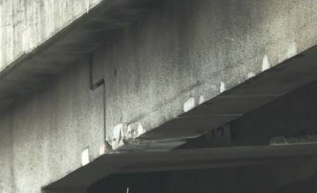 新加坡二货司机无视限高,货物直撞高架、货物一地狼藉