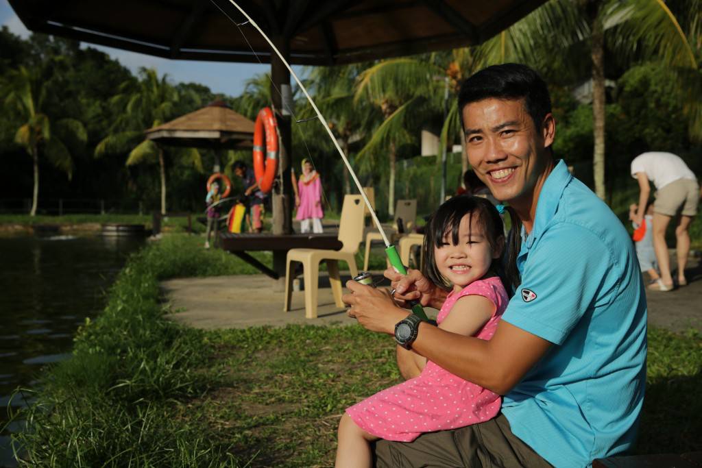 撈魚、釣蝦、蹦床、開挖機、燒烤...這家24小時新加坡農場，太好玩了吧