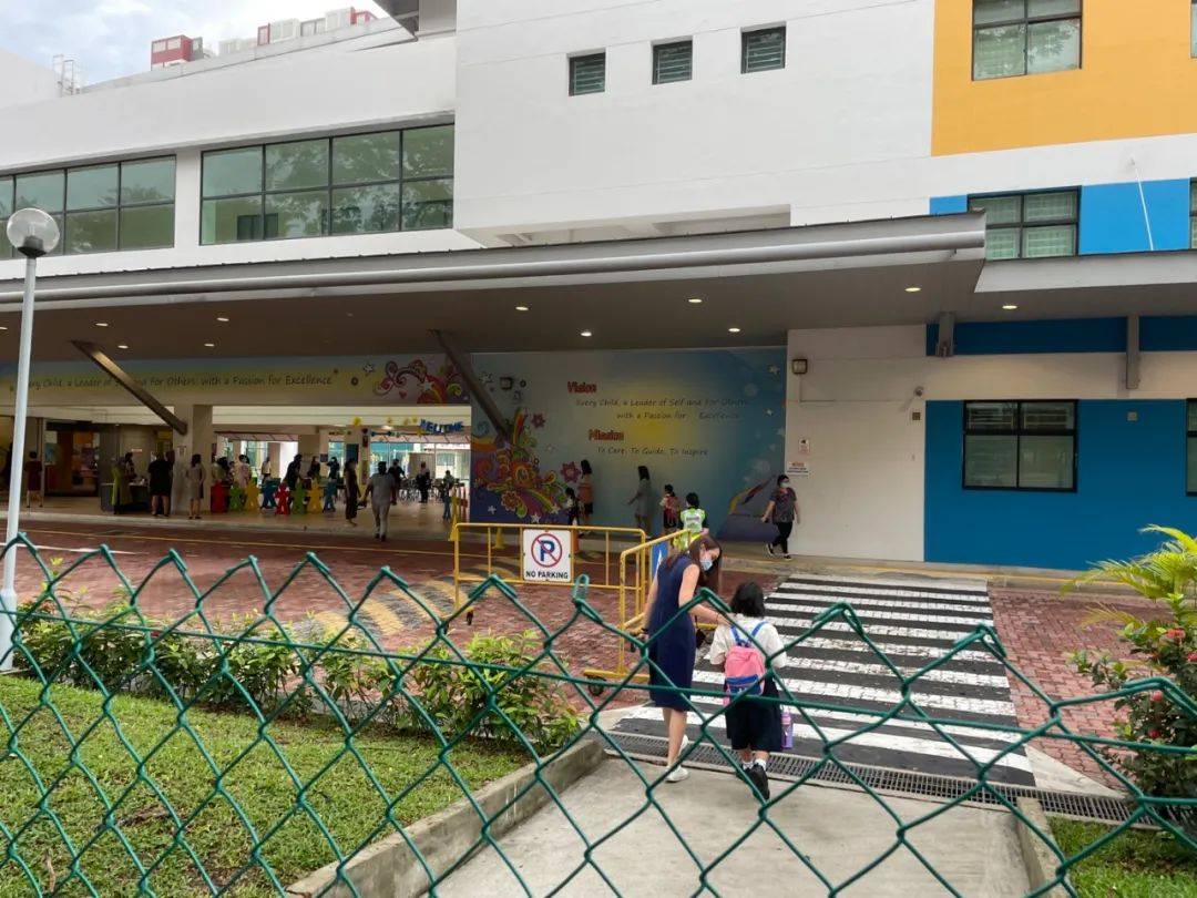 实拍!新加坡小学开学首日,疫情之下家长紧张疯了
