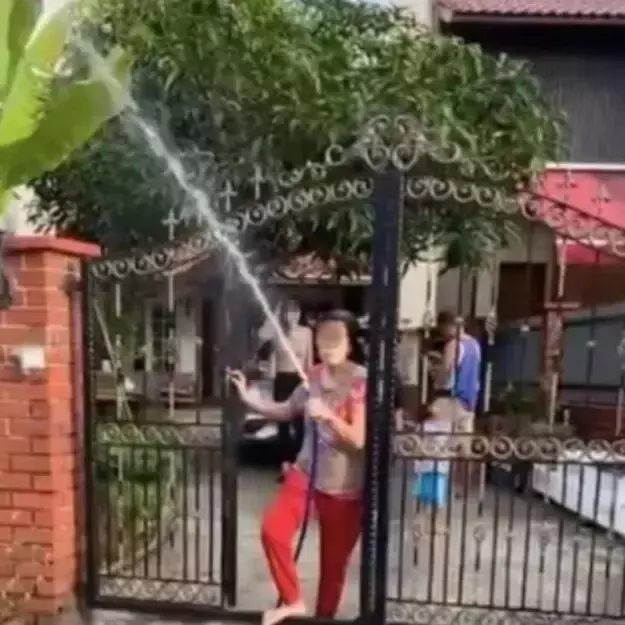 當大耳窿遇到新加坡大媽!團滅