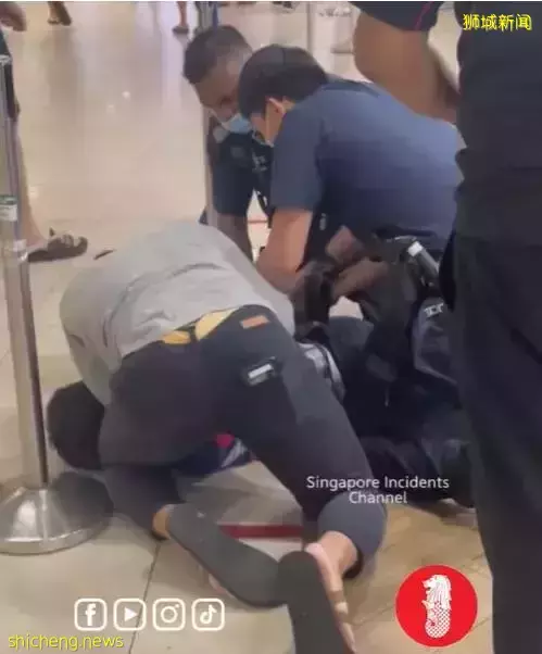 新加坡警员下班顺手帮同事制服嚣张男，便衣真帅