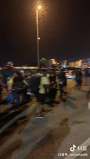 10000人!实拍新马通关历史一刻:长堤狂奔、百米人龙、深夜欢呼