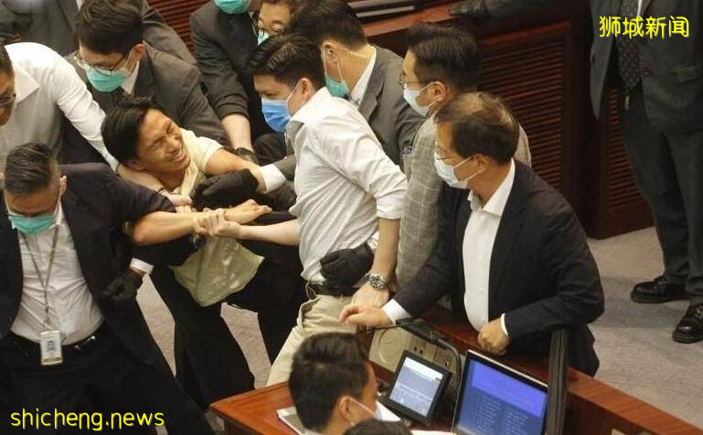 新加坡很民主,但別學美國罵議員!大叔大罵女議員“瘋女人”被罰款