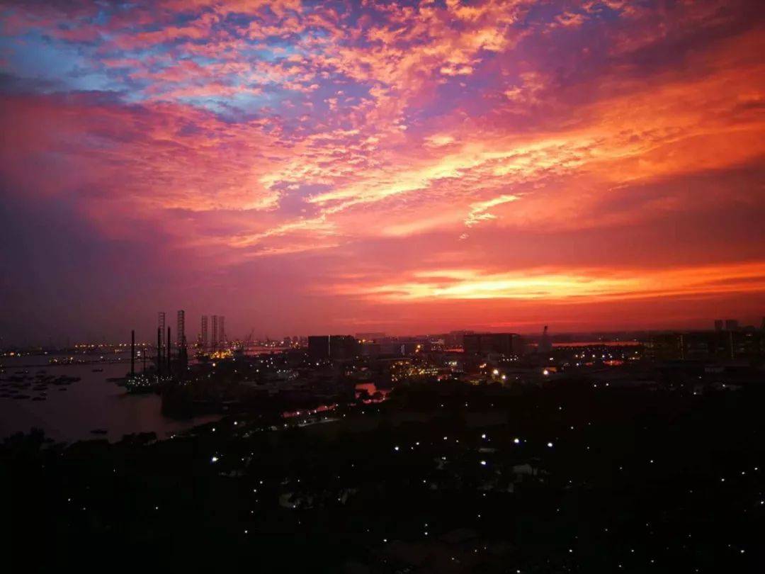 罕见!新加坡再现神奇天象,万道光芒从天空射下,50张美图刷屏