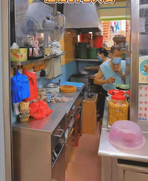 隐藏在新加坡小贩中心的地道美食！开业48年，这样食物最多回头客