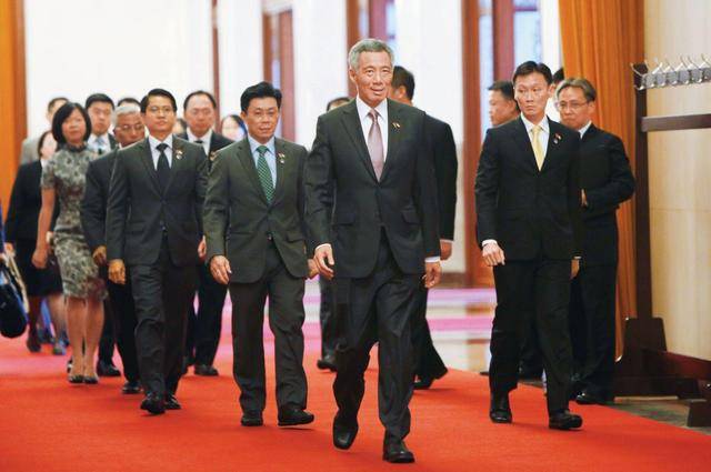 李显龙:新加坡,站不起队,澳大利亚就是例子