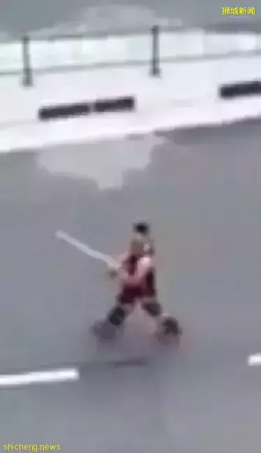 光天化日，新加坡一男子馬路上揮劍砍車砍人,警方已將男子逮捕