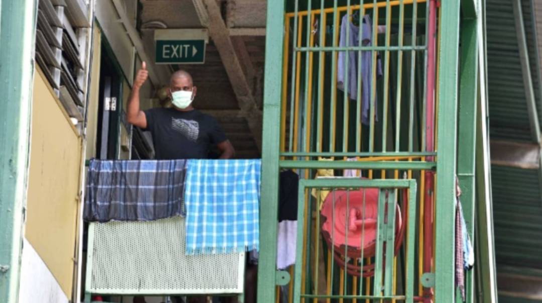 新加坡疫情趨穩，客工生活卻處處受限！網友：誰的日子都不好過