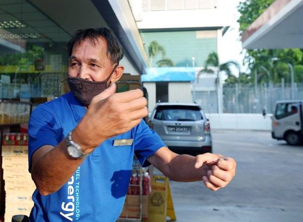 不甘新iPhone被抢 男子捉车窗 被拖100米