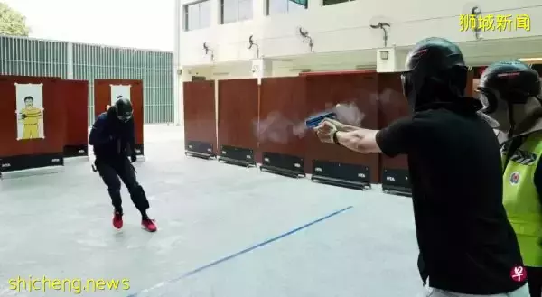 若擒拿警棍电击枪都无效 警方开枪阻嫌犯必射身躯防伤旁人