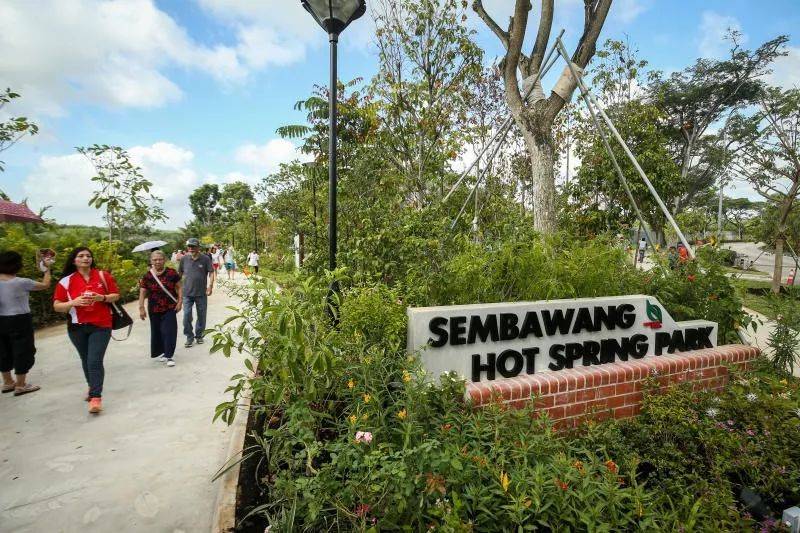 三巴旺温泉公园又见丑态，人泡脚他泡身