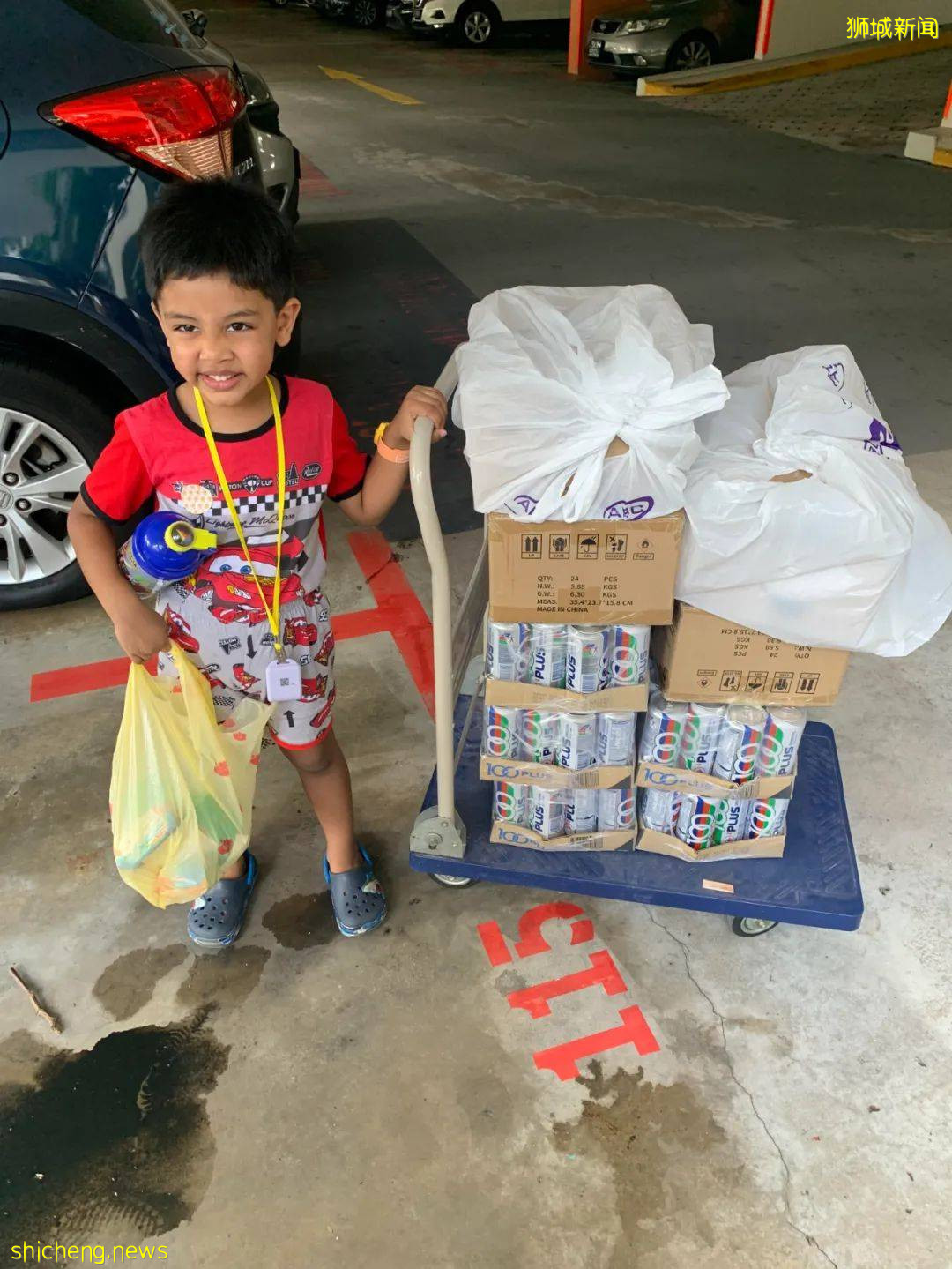 感動！新加坡4歲男孩用零花錢，送100份愛心包給客工
