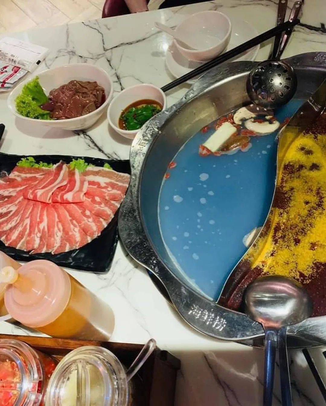 乌节路“海鲜捞”火锅店推出神秘蓝色泻湖汤底,哇哦蓝色圣诞限定版