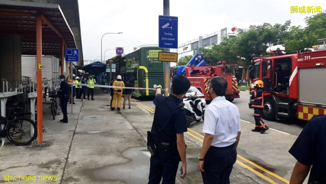 實拍新加坡巴士撞進德士站!頂棚倒塌、多人受傷,部長到場