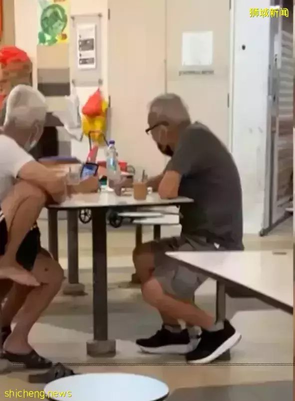 “在新加坡小贩中心里,我发现有几位老人在看小黄片!”