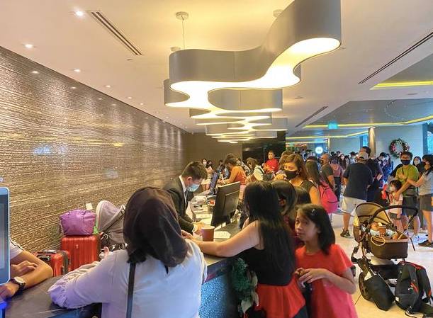 網友吐槽:人太多了!烏節路這個酒店失誤,白白等了4個小時