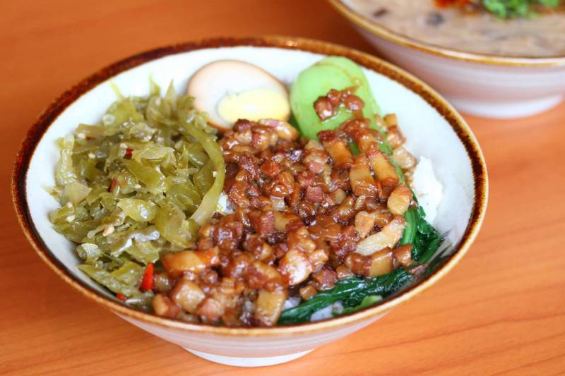 新加坡最好吃的鹵肉飯!!帶上你的味蕾假裝去台灣!!超正宗&創新鹵肉飯全覆蓋