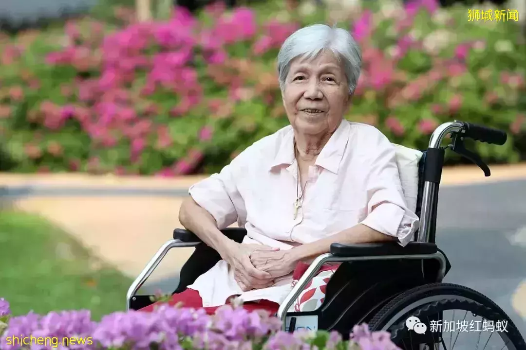 不忌諱討論身後事:新加坡老人爲自己設計個性化骨灰甕