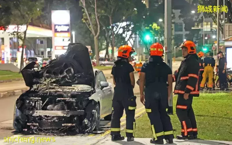 30米外汽车爆炸 居民：感觉屋震动