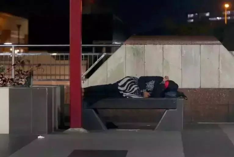 新加坡富人天堂？居者有其屋？夜幕下露宿街頭的流浪漢是否見過