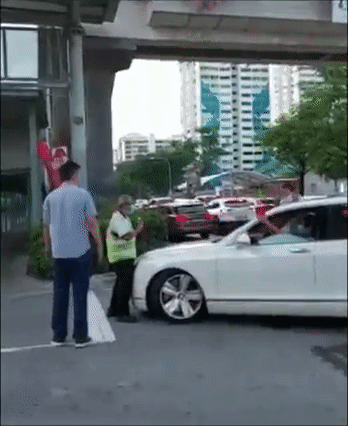 对话曝光!新加坡“宾利男”开车冲撞学校保安,被全岛痛骂