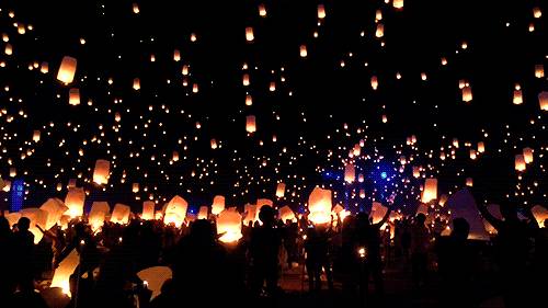 一群胖姐姐在新加坡街头忘我扭动、疯狂尬舞,被网友狂怼上热搜