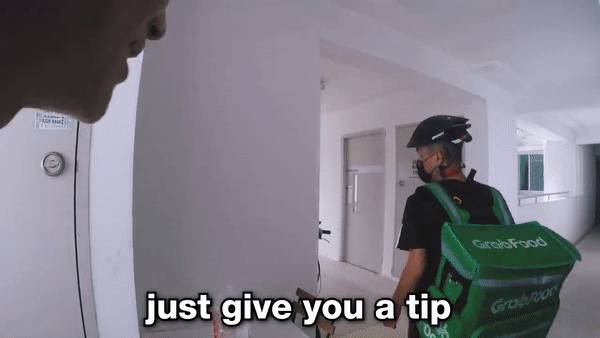 新加坡外卖小哥收到1000新币小费，当场就懵了