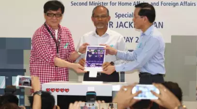 成龙和空姐搂肩照流出,还要电话、地址?女方回应!他两次为新加坡做好事而被骂