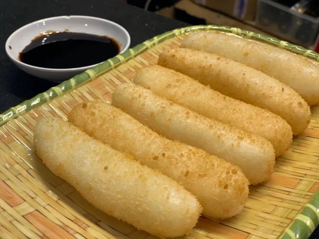 新加坡河边无敌美景,现在居然吃烤鱼海鲜送茅台了