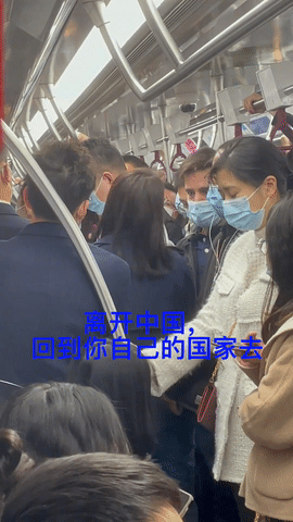 “滾出中國！” 她在深圳地鐵和老外互罵！以前華人被歧視，現輪到老外被怼