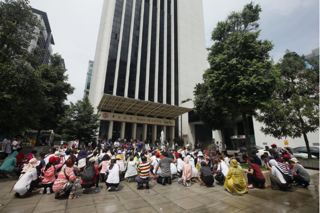 自称被骗走5000亿人民币　数百名中国人飞抵马国跪地讨债