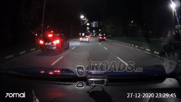 女子半夜盘坐马路中央，怎么喊也不离开