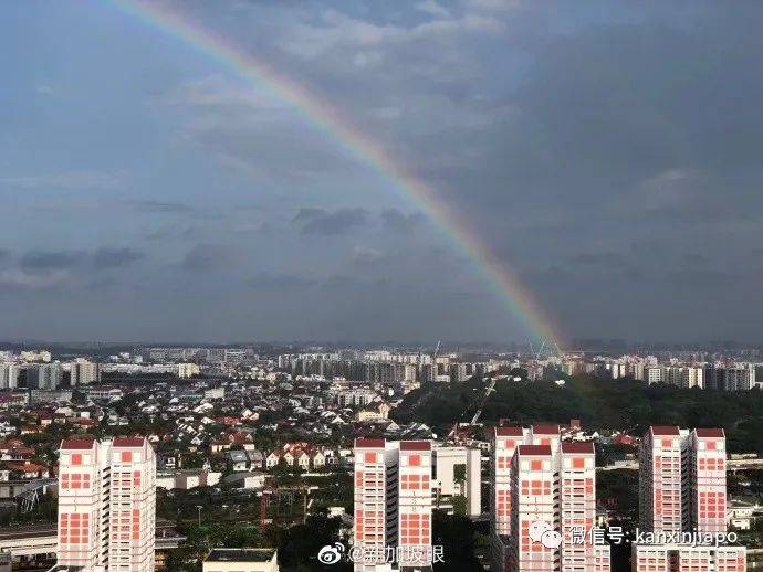 新加坡天空春节现巨大祥瑞彩虹,全岛千万家围观