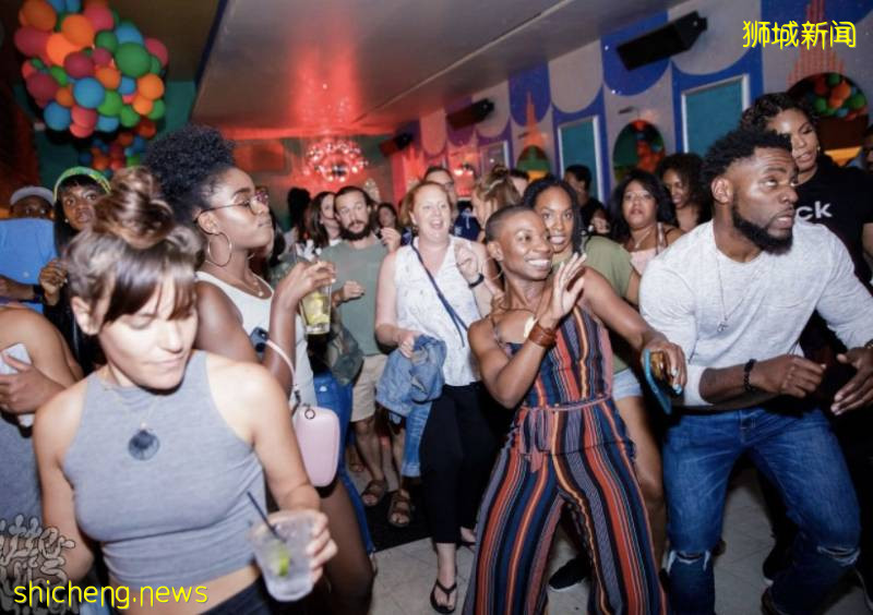 新加坡封城期，一大波奇葩违规：神秘轰趴邀约、10人读书聚会、私自约会