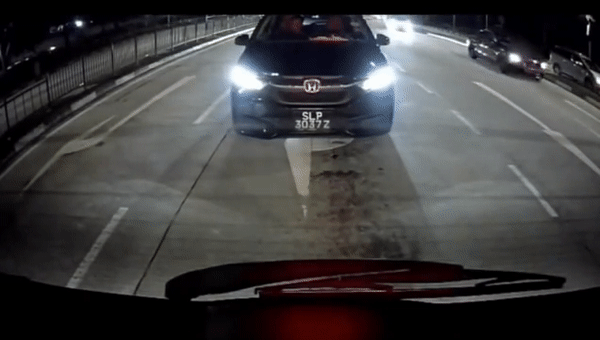 新加坡一红色奔驰失控,连撞三车、已造成1死4伤!现场太惊悚